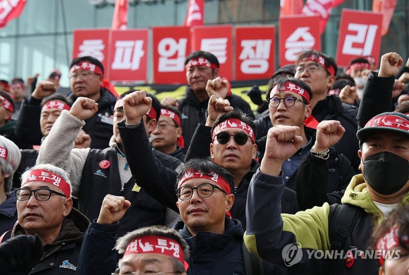 지난 19일 서울역 앞서 파업 예고 기자회견 연 철도노조 (출처=연합뉴스)