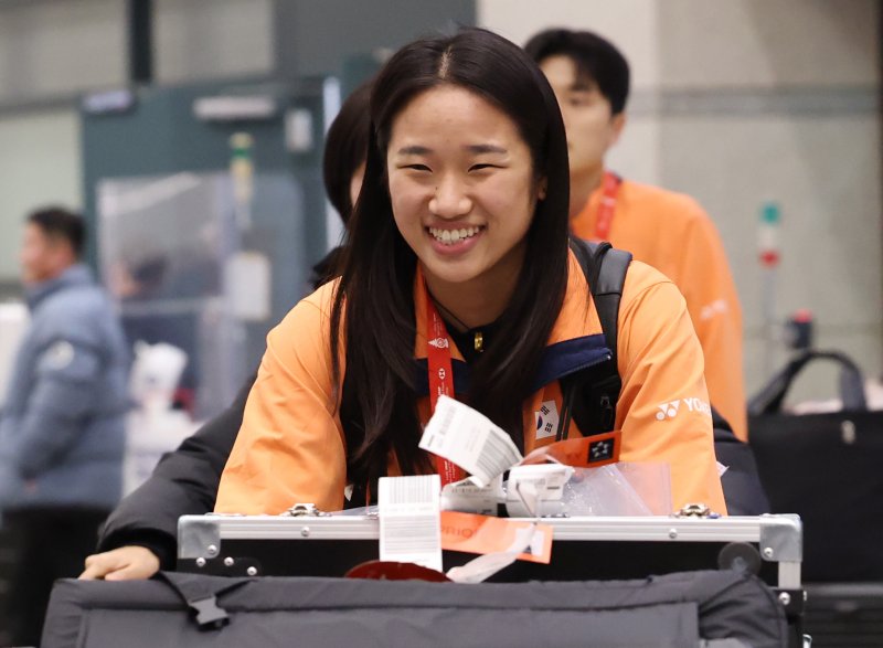 배드민턴 왕중왕전에서 시즌 최다 11관왕 대기록을 달성하고 돌아온 ‘셔틀콕 여제’ 안세영이 22일 오후 인천국제공항을 통해 귀국하고 있다.뉴스1