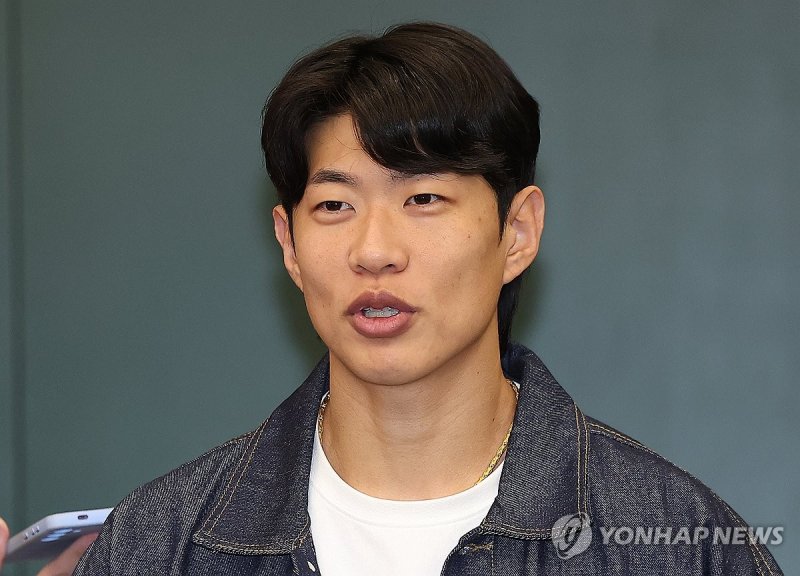 인터뷰 하고 있는 송성문.연합뉴스