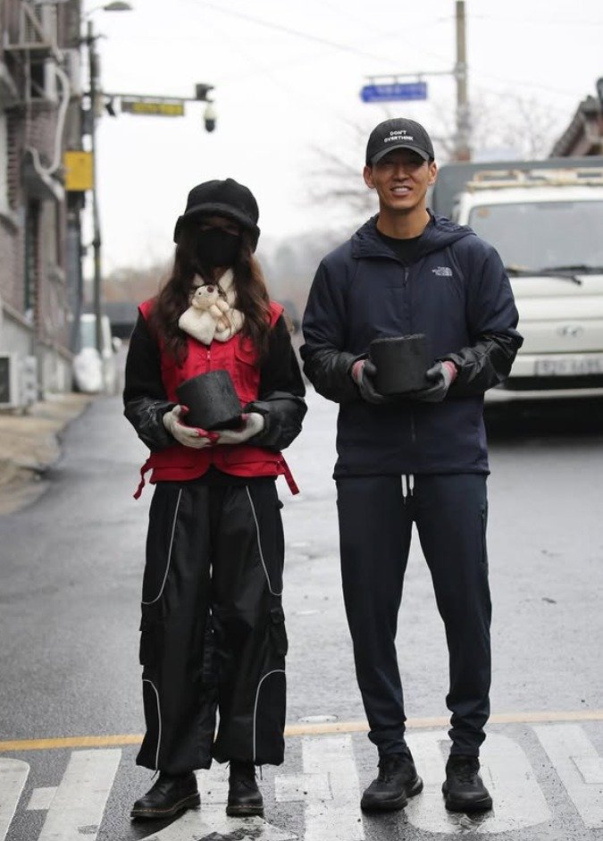 '소속사 복귀' 뉴진스 다니엘 근황, 얼굴 꽁꽁 가리고 연탄 나르기