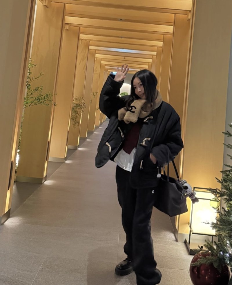 62세 황신혜, 명품 두르고 찰칵…남다른 패션감각