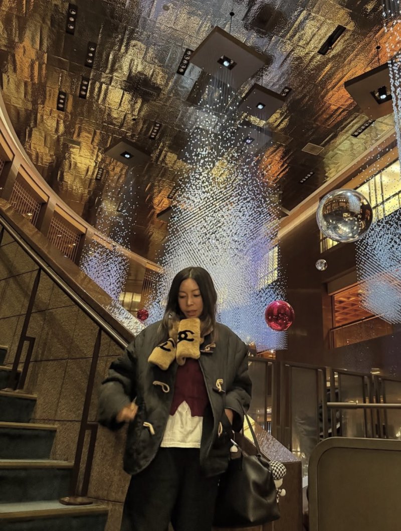 62세 황신혜, 명품 두르고 찰칵…남다른 패션감각