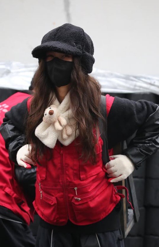 '소속사 복귀' 다니엘, 연탄 봉사…"땀 나지만 행복해요"