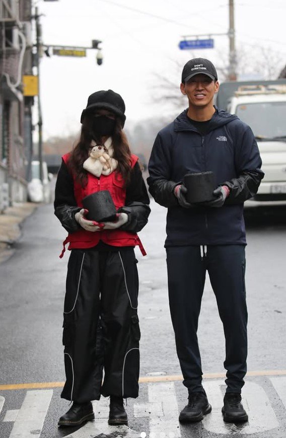 '소속사 복귀' 다니엘, 연탄 봉사…"땀 나지만 행복해요"