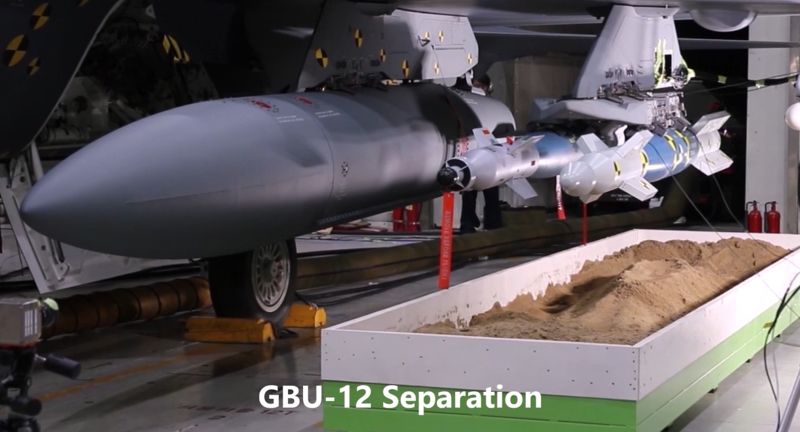 장거리공대지미사일을 포함한 10여종의 공대지 무장에 대해, 비행시험에 앞서 무장이 항공기에 안전하게 장착되고 분리되는지를 지상에서 확인함으로써 안정성과 설계 적합성을 검증하는 지상시험을 진행하고 있다. 방위사업청 제공 영상 캡처