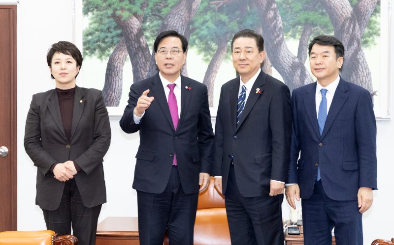 김병기 더불어민주당 원내대표와 송언석 국민의힘 원내대표가 22일 서울 여의도 국회 운영위원장실에서 회동하고 있다. 여야 원내대표는 통일교 특검 의제를 두고 논의할 예정이다. 2025.12.22/뉴스1 ⓒ News1 이승배 기자