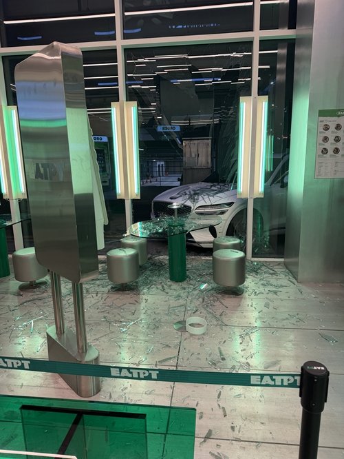 에이비티타워에 차량이 돌진한 모습