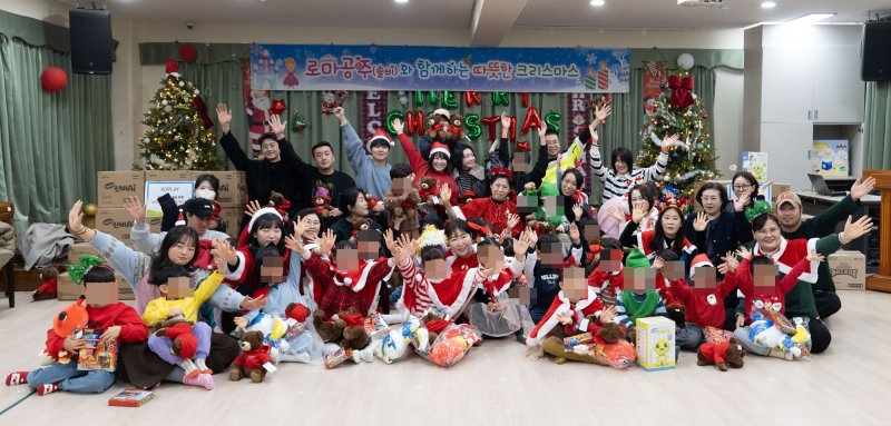 솔비, 13년째 보육원 봉사활동…"선물까지 한 아름 들고 와"