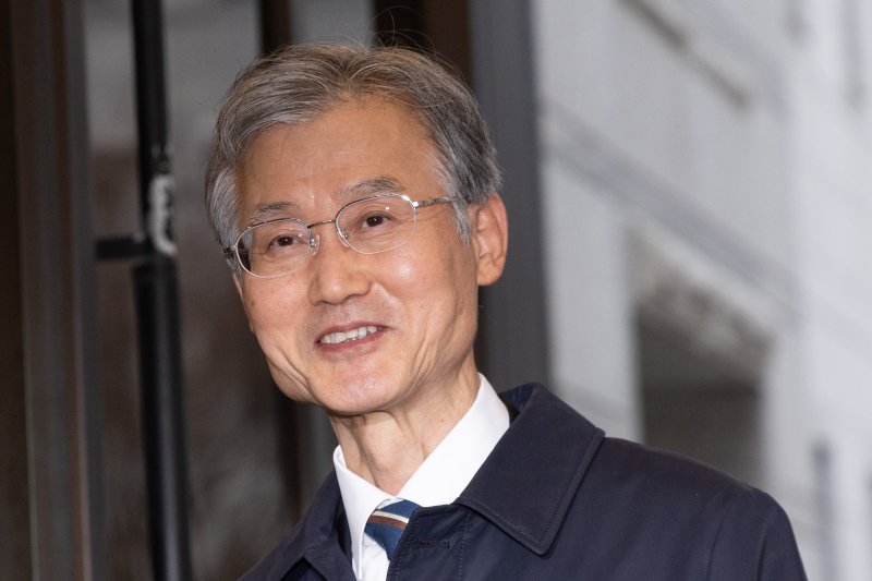 [서울=뉴시스] 황준선 기자 = 조희대 대법원장이 23일 오전 서울 서초구 대법원으로 출근하며 취재진의 질문에 답변하고 있다. 2025.12.23. hwang@newsis.com