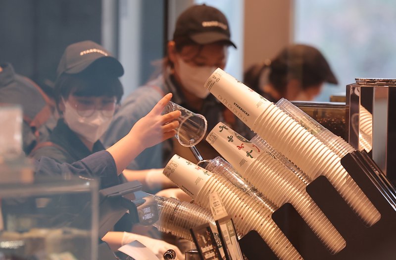 서울 시내 한 카페에 진열된 일회용 플라스틱 컵.뉴스1