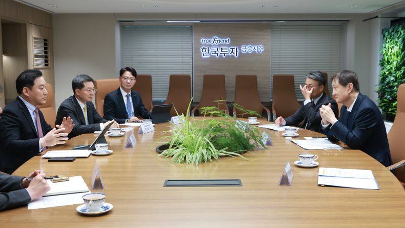 이찬진 금융감독원장(오른쪽 첫번째)이 23일 서울 여의도 한국투자증권 본사에서 종합투자계좌(IMA) 가입 후 김성환 한국투자증권 사장(왼쪽 첫 번째) 등 임원들과 면담을 하고 있다. 금융감독원 제공