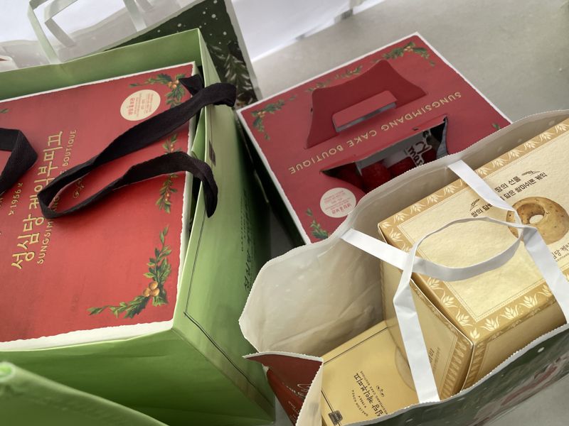 크리스마스를 이틀 앞두고 딸기시루가 출시된 23일 3시간 20여분을 기다린 끝에 어렵게 구매했다. /사진=서윤경 기자