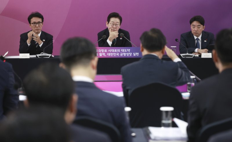 [부산=뉴시스] 최동준 기자 = 이재명 대통령이 23일 부산 동구 해양수산부 청사에서 열린 해수부 업무보고에서 김성범 해양수산부 차관의 발언을 듣고 있다. 2025.12.23. photocdj@newsis.com