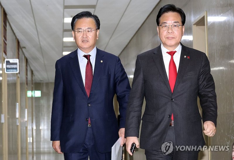 운영위원장실 들어서는 송언석·유상범 (출처=연합뉴스)