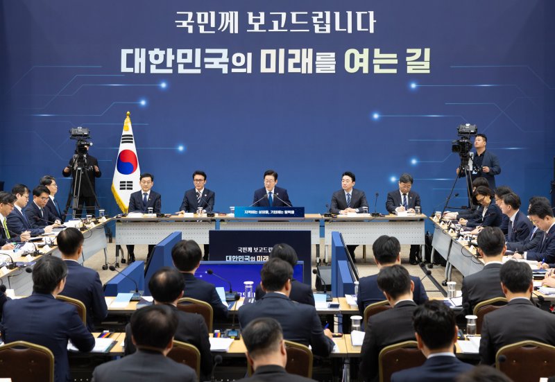 이재명 대통령이 17일 세종시 정부세종컨벤션센터에서 열린 산업통상자원부·지식재산처·중소벤처기업부 업무보고에서 발언하고 있다. (대통령실 제공. 재판매 및 DB 금지) 2025.12.17/뉴스1 ⓒ News1 허경 기자