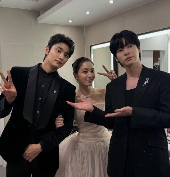 이민정, 센터 여신 등극…안재현&middot;김재원과 시상식 인증사진