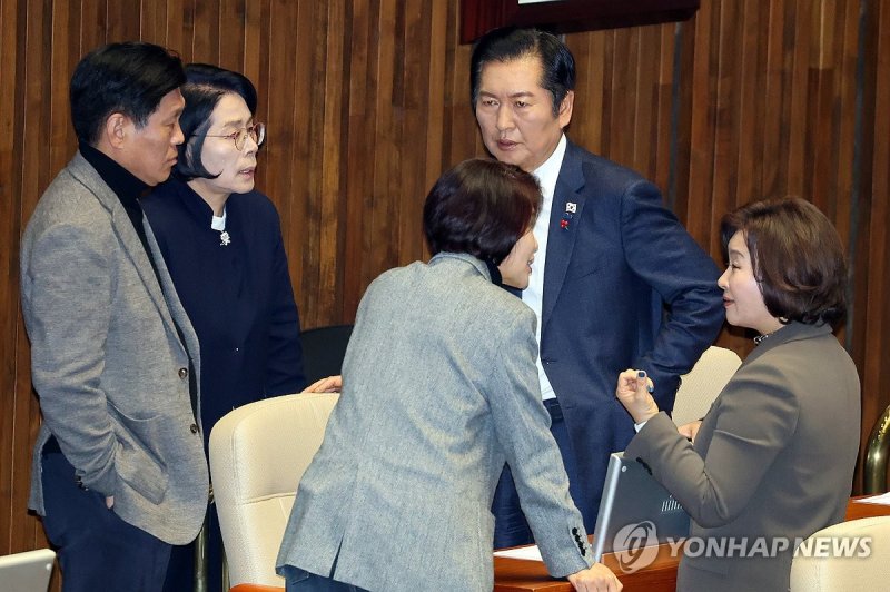 대화 나누는 정청래·최민희 (출처=연합뉴스)