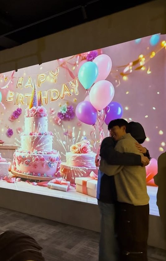 박서준, 생일 파티서 뜨거운 포옹…"손흥민이네"