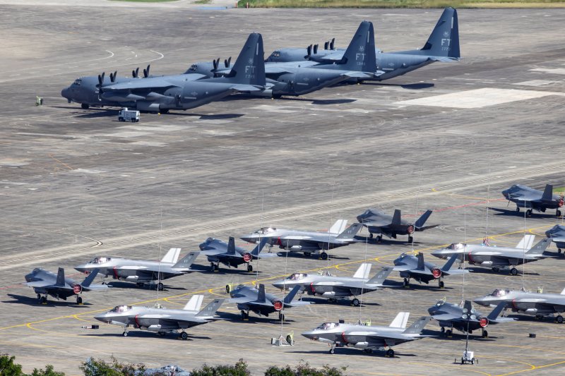 23일(현지시간) 카리브해의 미국령 푸에르토리코 세이바에 위치한 루즈벨트 로드 미국 해군 기지에서 미국 공군의 AC-130J 공격기(위쪽) 2대와 미국 해병대 소속의 F-35B 전투기, 미국 공군 소속 F-35A 전투기들이 주기되어 있다.로이터연합뉴스