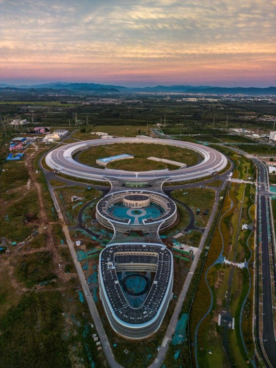 베이징 북부의 화이러우(懷柔) 과학성(科學城)에서 고에너지광자원이 곧 시험 운영을 시작한다. CMG