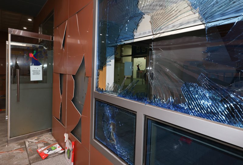 지난 1월 19일 윤석열 대통령 지지자들의 폭력 사태가 벌어진 서울 마포구 서울서부지방법원의 외벽과 유리창이 파손돼 있다. 뉴시스