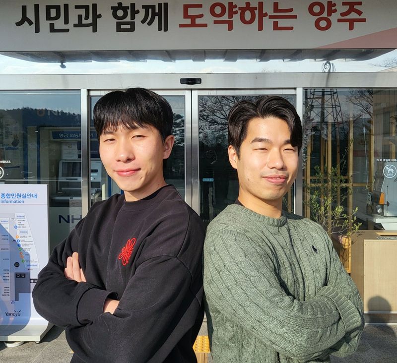 영상 기획 및 제작으로 양주시를 널리 알린 채지석 양주시청 홍보담당관 주무관(왼쪽)과 정겨운 주무관. 사진=김경수 기자