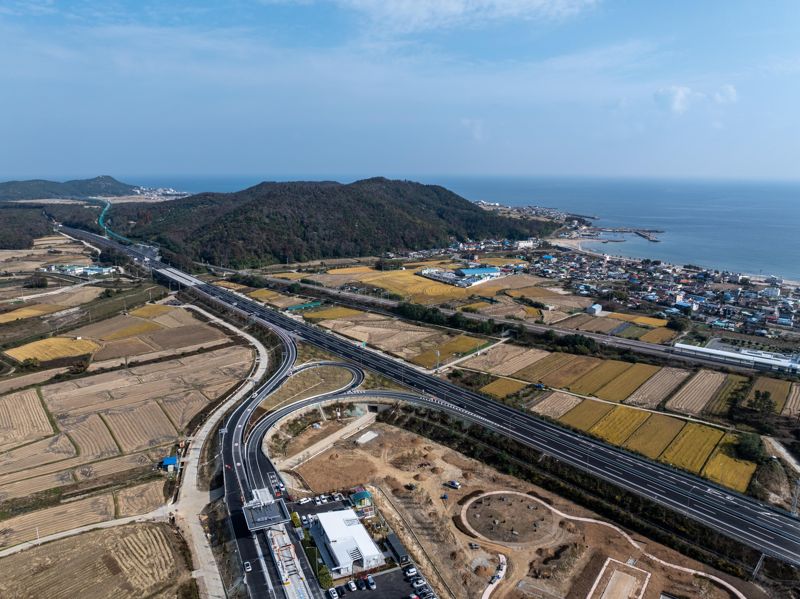 포항∼영덕 고속도로 북포항나들목 전경. 도로공사 제공