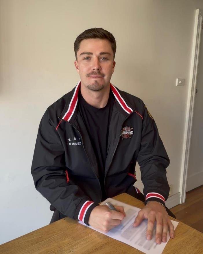 프로야구 KIA 타이거즈가 새 외국인 타자로 내야수 제리드 데일을 신규 영입했다고 24일 밝혔다. KIA 아시아쿼터 선수 제리드 데일이 계약서에 사인하고 있다.연합뉴스