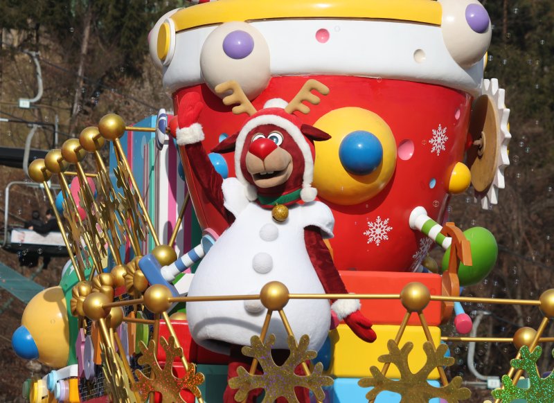 크리스마스를 하루 앞둔 24일 경기 용인시 처인구 에버랜드에서 크리스마스 판타지 '블링블링 X-Mas 퍼레이드' 공연을 하고 있다. 2025.12.24/뉴스1 ⓒ News1 김영운 기자