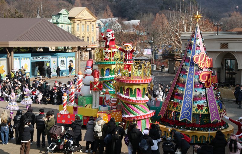크리스마스를 하루 앞둔 24일 경기 용인시 처인구 에버랜드에서 크리스마스 판타지 '블링블링 X-Mas 퍼레이드' 공연을 하고 있다. 2025.12.24/뉴스1 ⓒ News1 김영운 기자