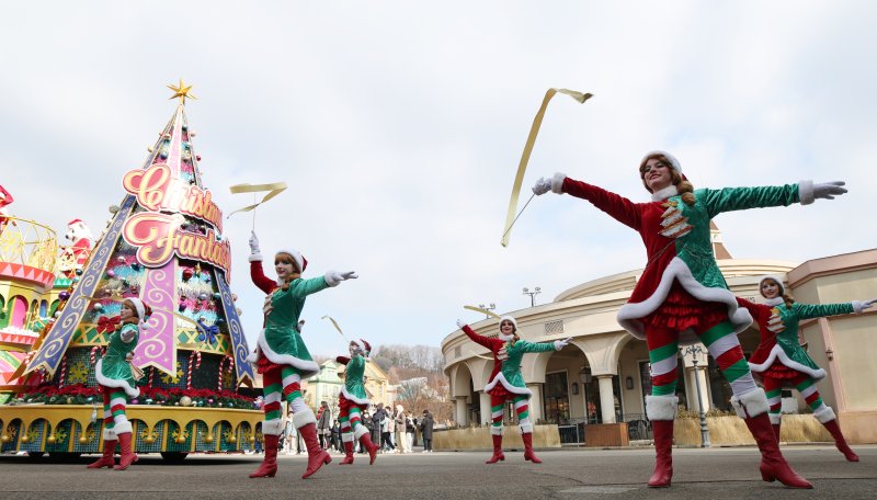 크리스마스를 하루 앞둔 24일 경기 용인시 처인구 에버랜드에서 크리스마스 판타지 '블링블링 X-Mas 퍼레이드' 공연을 하고 있다. 2025.12.24/뉴스1 ⓒ News1 김영운 기자