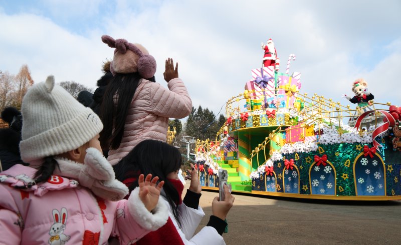 크리스마스를 하루 앞둔 24일 경기 용인시 처인구 에버랜드에서 크리스마스 판타지 '블링블링 X-Mas 퍼레이드' 공연을 하고 있다. 2025.12.24/뉴스1 ⓒ News1 김영운 기자