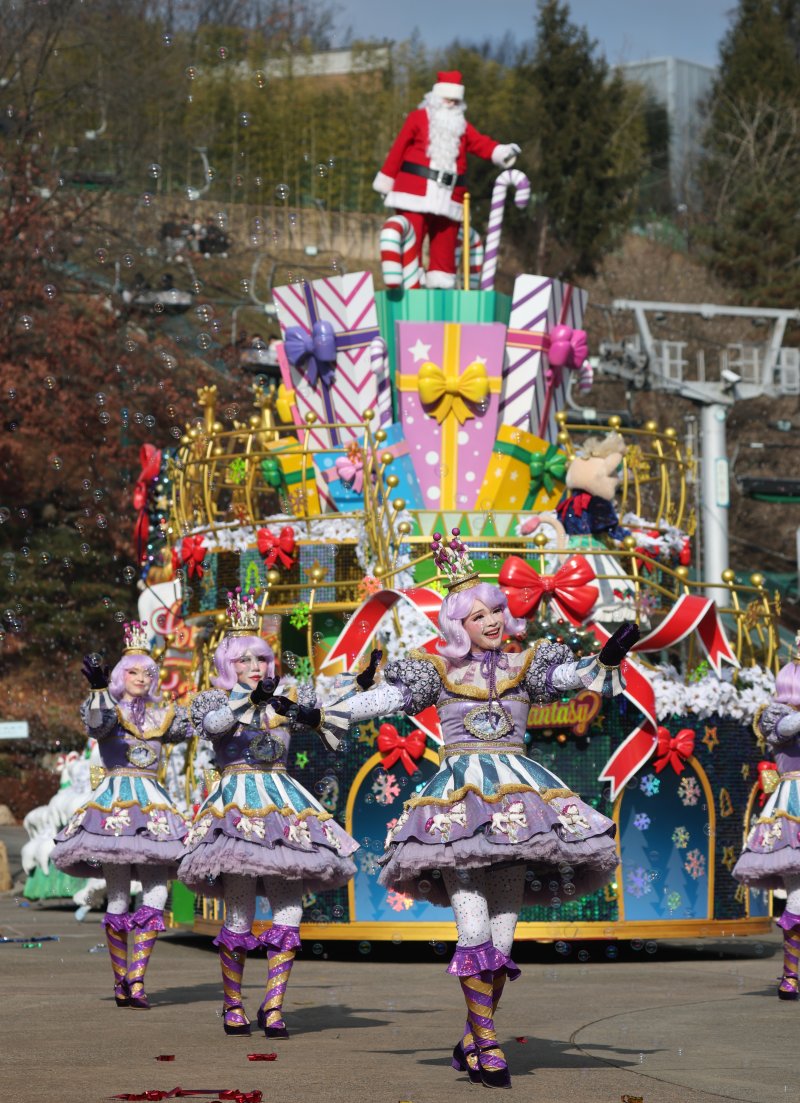 크리스마스를 하루 앞둔 24일 경기 용인시 처인구 에버랜드에서 크리스마스 판타지 '블링블링 X-Mas 퍼레이드' 공연을 하고 있다. 2025.12.24/뉴스1 ⓒ News1 김영운 기자