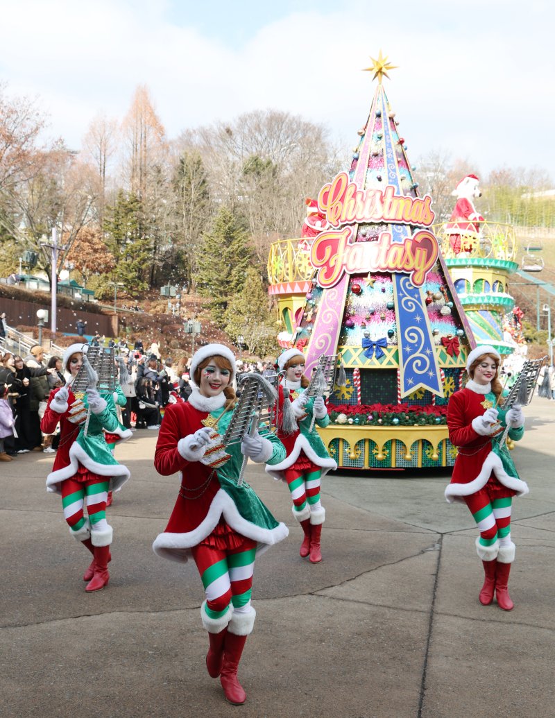 크리스마스를 하루 앞둔 24일 경기 용인시 처인구 에버랜드에서 크리스마스 판타지 '블링블링 X-Mas 퍼레이드' 공연을 하고 있다. 2025.12.24/뉴스1 ⓒ News1 김영운 기자