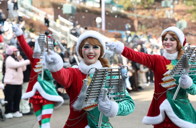 크리스마스를 하루 앞둔 24일 경기 용인시 처인구 에버랜드에서 크리스마스 판타지 '블링블링 X-Mas 퍼레이드' 공연을 하고 있다. 2025.12.24/뉴스1 ⓒ News1 김영운 기자
