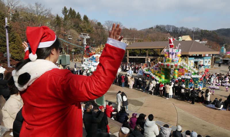 크리스마스를 하루 앞둔 24일 경기 용인시 처인구 에버랜드에서 크리스마스 판타지 '블링블링 X-Mas 퍼레이드' 공연을 하고 있다. 2025.12.24/뉴스1 ⓒ News1 김영운 기자