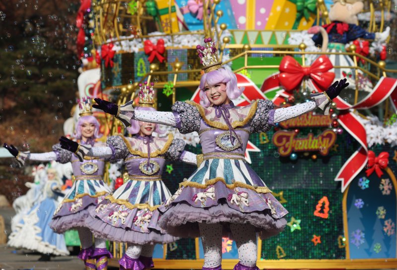 크리스마스를 하루 앞둔 24일 경기 용인시 처인구 에버랜드에서 크리스마스 판타지 '블링블링 X-Mas 퍼레이드' 공연을 하고 있다. 2025.12.24/뉴스1 ⓒ News1 김영운 기자