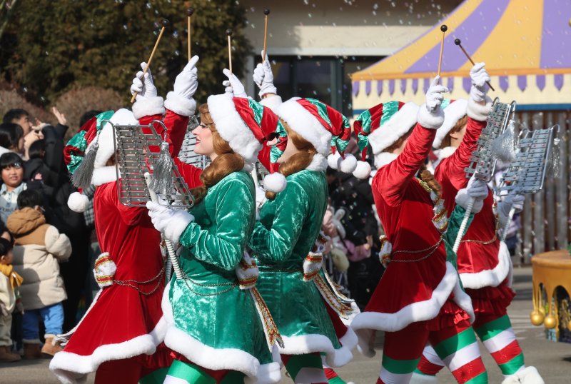 크리스마스를 하루 앞둔 24일 경기 용인시 처인구 에버랜드에서 크리스마스 판타지 '블링블링 X-Mas 퍼레이드' 공연을 하고 있다. 2025.12.24/뉴스1 ⓒ News1 김영운 기자