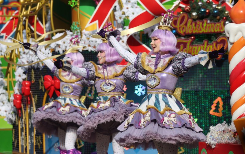 크리스마스를 하루 앞둔 24일 경기 용인시 처인구 에버랜드에서 크리스마스 판타지 '블링블링 X-Mas 퍼레이드' 공연을 하고 있다. 2025.12.24/뉴스1 ⓒ News1 김영운 기자