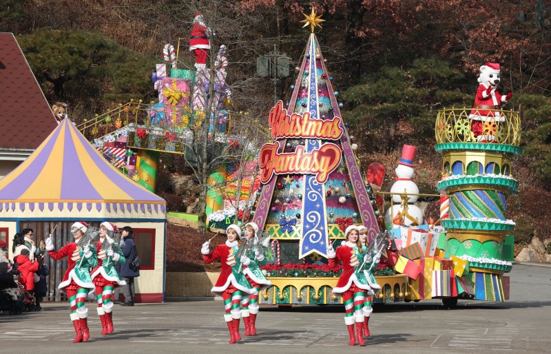 크리스마스를 하루 앞둔 24일 경기 용인시 처인구 에버랜드에서 크리스마스 판타지 '블링블링 X-Mas 퍼레이드' 공연을 하고 있다. 2025.12.24/뉴스1 ⓒ News1 김영운 기자
