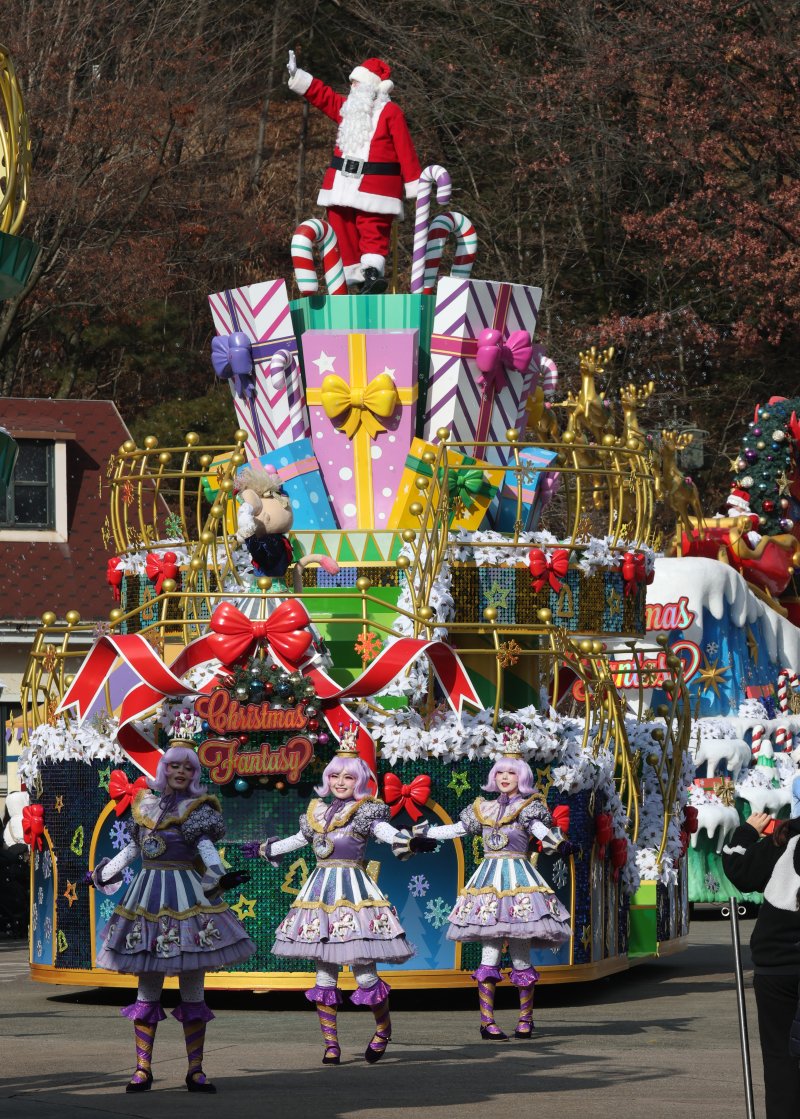 크리스마스를 하루 앞둔 24일 경기 용인시 처인구 에버랜드에서 크리스마스 판타지 '블링블링 X-Mas 퍼레이드' 공연을 하고 있다. 2025.12.24/뉴스1 ⓒ News1 김영운 기자