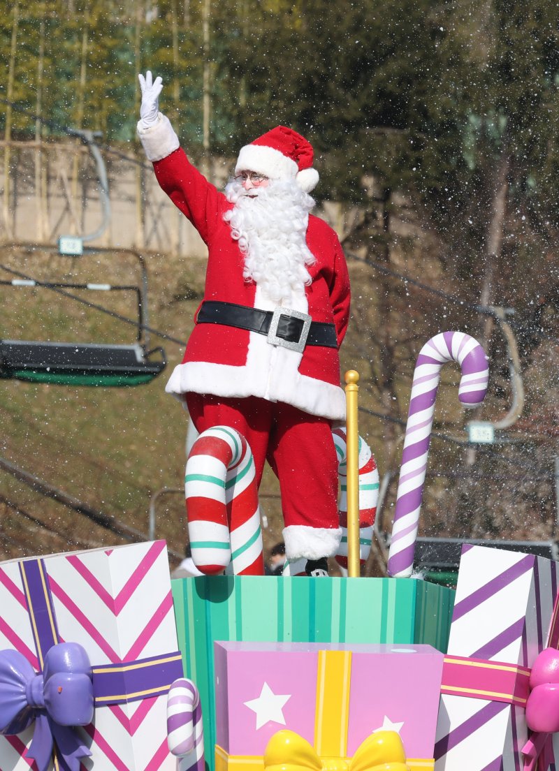 크리스마스를 하루 앞둔 24일 경기 용인시 처인구 에버랜드에서 크리스마스 판타지 '블링블링 X-Mas 퍼레이드' 공연을 하고 있다. 2025.12.24/뉴스1 ⓒ News1 김영운 기자