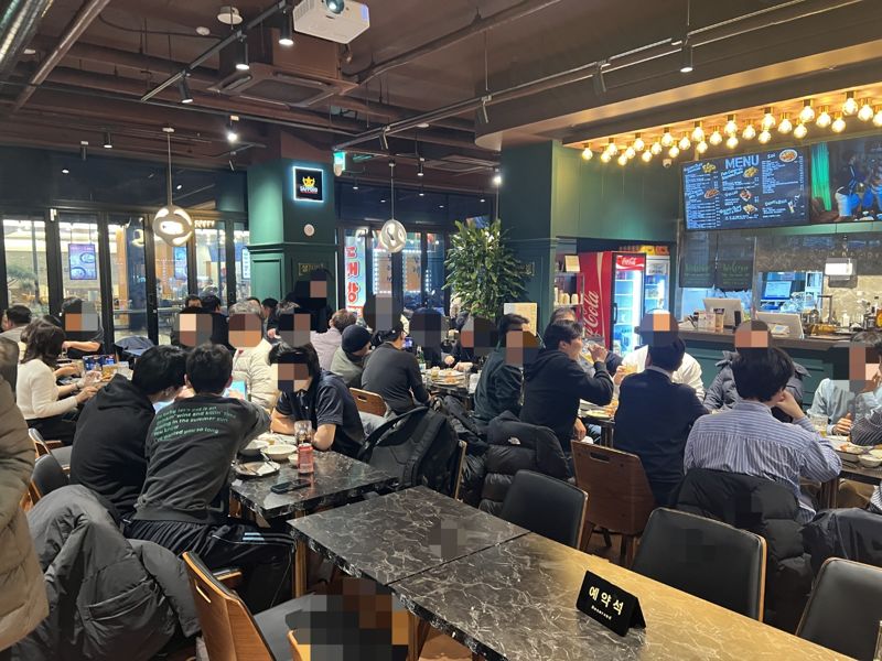 지난 23일 저녁 강남역 인근 한 치킨 프랜차이즈 매장에서 고객들이 송년회를 즐기고 있다. 사진=박경호 기자