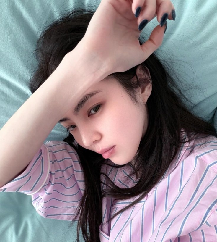 한소희, 원피스 여신…꽃침대 누워 몽환美