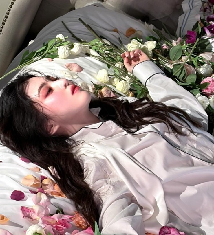 한소희, 원피스 여신…꽃침대 누워 몽환美