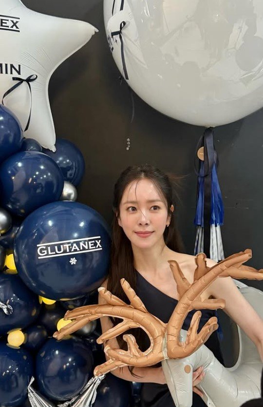 한지민, 우아한 드레스…루돌프와 "메리 크리스마스"