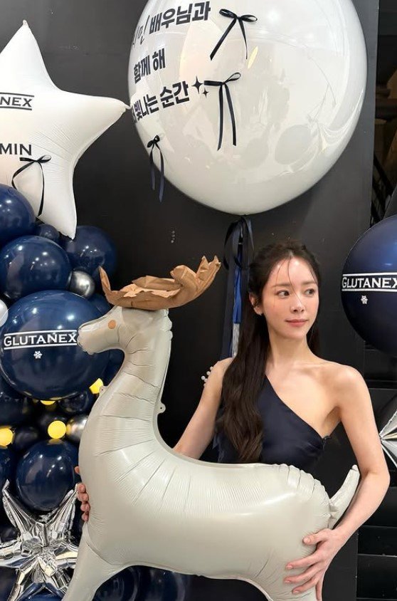 한지민, 우아한 드레스…루돌프와 "메리 크리스마스"