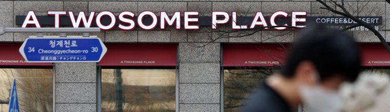 [서울=뉴시스] 김선웅 기자 = 투썸플레이스가 26일부터 일부 제품 가격을 인상한다. 이번 가격 인상은 커피 23종, 음료 22종, 케이크 13종 등 총 58종 품목이며 평균 4.9% 인상될 계획이다. 투썸플레이스는 고환율 및 주요 원재료 가격 폭등 등의 이유로 가격 조정을 진행하게 됐다고 밝혔다. 24일 서울 소재 투썸플레이스 매장의 모습. 2025.03.24. mangusta@newsis.com