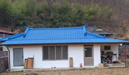 취약지역 생활여건 개조사업 전 슬레이트 지붕 집(위)과 지붕개량 및 집수리를 완료한 집. 농식품부 제공