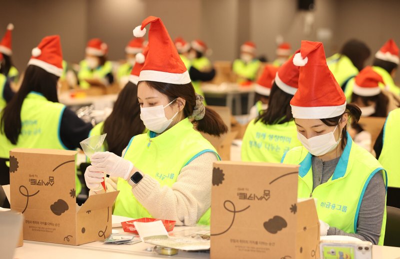 하나금융그룹 임직원들이 서울 중구 명동사옥에서 취약계층 아동을 위한 '크리스마스 행복상자'를 만들고 있다. 하나금융 제공